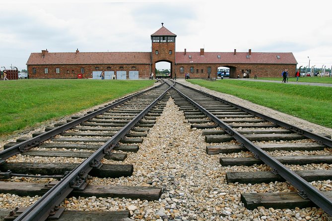 Auschwitz-Birkenau and Wieliczka Salt Mine Day Tour from Krakow with private car - Getting from Krakow to Auschwitz-Birkenau, with a calmer start