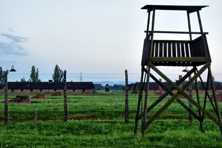 Auschwitz-Birkenau: Guided Tour and Skip-The-Line Ticket - Entering Auschwitz-Birkenau with Skip-The-Line Access