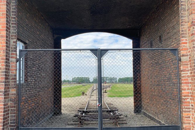 Auschwitz-Birkenau guided tour from Krakow - private car - Getting to the memorial: what the early departure changes