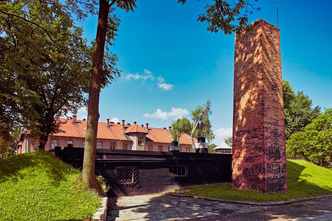 Auschwitz Birkenau Guided tour with transport - Auschwitz I: museum time that sets the story in place