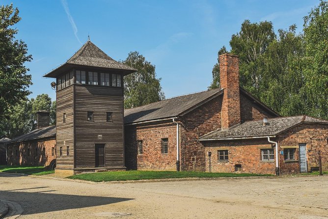 Auschwitz & Birkenau Live Guide Tour Entrance Ticket - Your tour flow: Auschwitz I, then Birkenau in about 3 hours