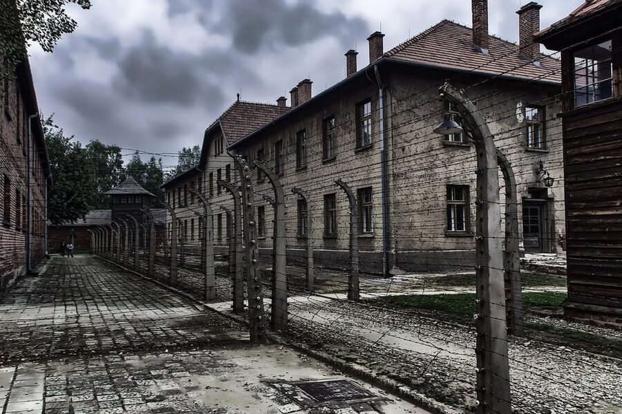 Auschwitz-Birkenau: Memorial Entry Ticket and Guided Tour - Getting there and finding the guide at Auschwitz I