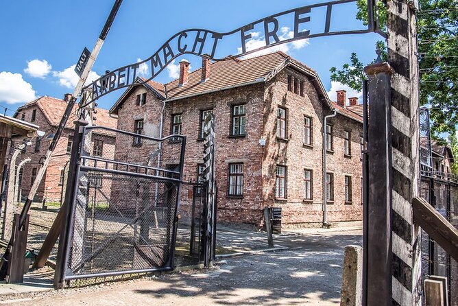 Auschwitz-Birkenau Tour Guide and Jewish museum and synagogue - Auschwitz stop: what you see during those focused hours