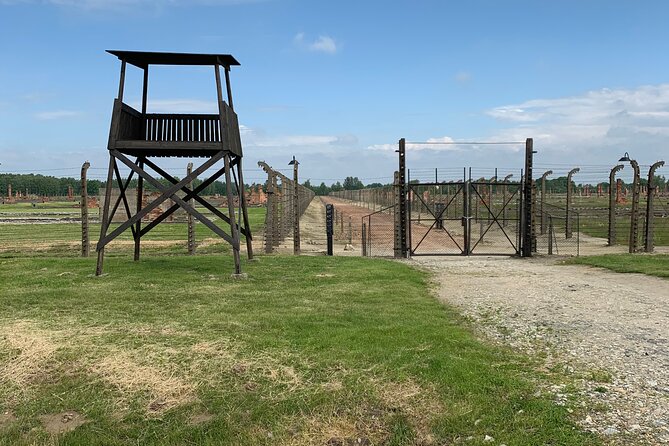 Auschwitz Trip From Krakow - English Speaking Guided Tour - Drivers and guides: how the human touch affects the experience