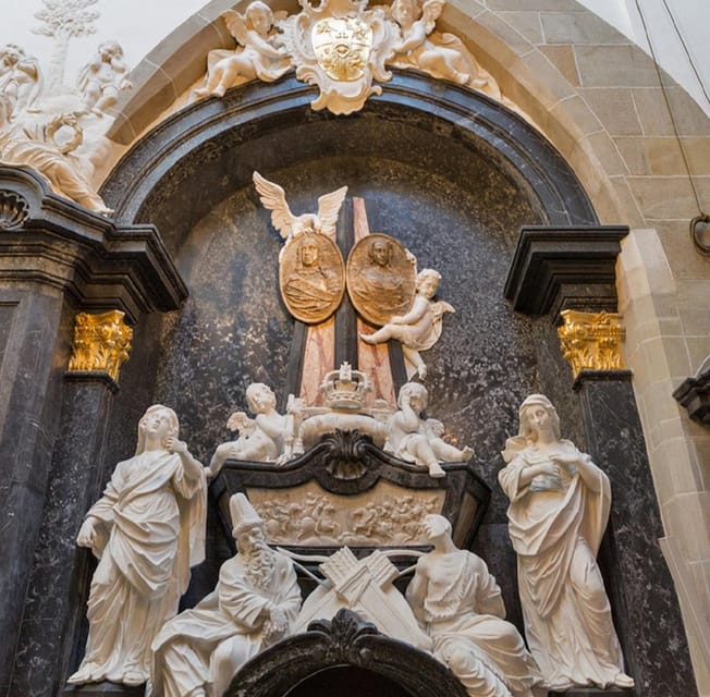Cracow: Guided Tour of the Wawel Castle & Cathedral - Wawel Cathedral: Gothic grandeur and coronation meaning