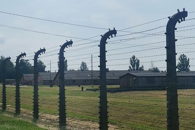 CV-Visit to the Auschwitz Camp in Italian with departure from Krakow - Start time, meeting point, and how pickup fits in