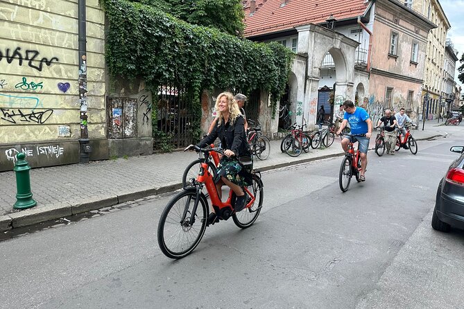 Discover Kraków by Bike with a Dutch guide - Stara Synagoga area stop: respectful context without heavy scheduling