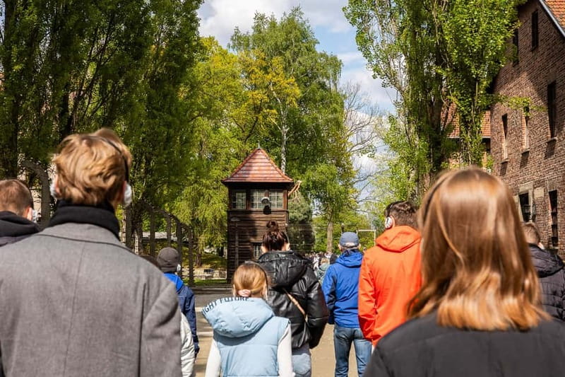 From Krakow: Auschwitz-Birkenau Guided Tour with Transport - The short transfer: why the 10 minutes between sites matters