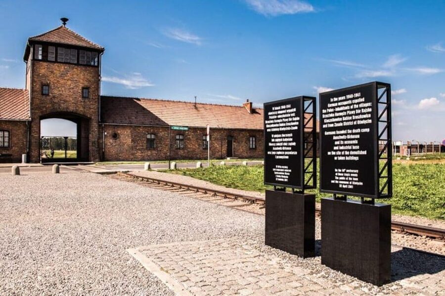 From Krakow: Roundtrip Transportation to Auschwitz Birkenau - The 8 to 9 hour day: how it usually plays out