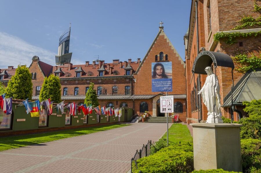 From Krakow: Wadowice & Sanctuary of Divine Mercy Tour - The kremowka coffee break and your lunch reset