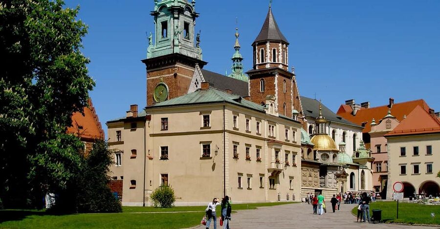 Guided Tour of the Wawel Castle & Cathedral in Cracow - Touring the chapels and details without feeling lost