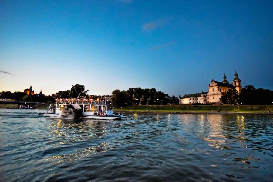 Krakow: 1-Hour Evening Vistula River Cruise - The Norbertine Sisters, Dębniki District, and the Rudawa River junction