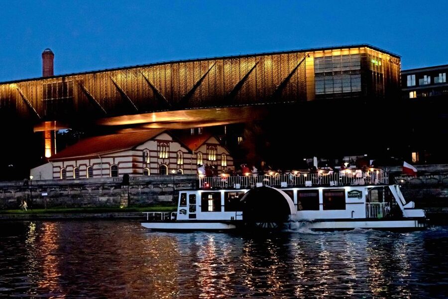 Krakow: 1-Hour Evening Vistula River Cruise - Manggha Centre and the bridges that make the river feel cinematic