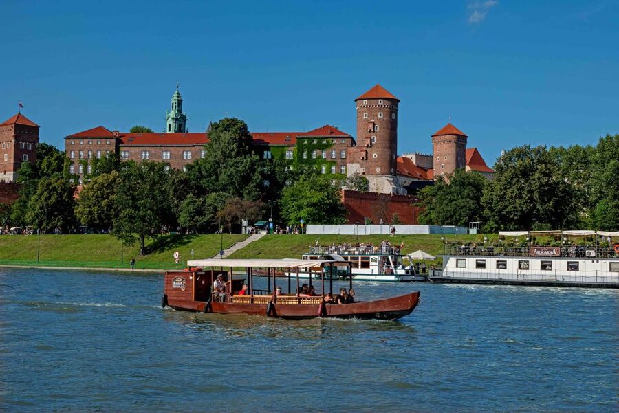 Krakow: 1-Hour Evening Vistula River Cruise - Where to sit on the boat, and how weather changes the experience