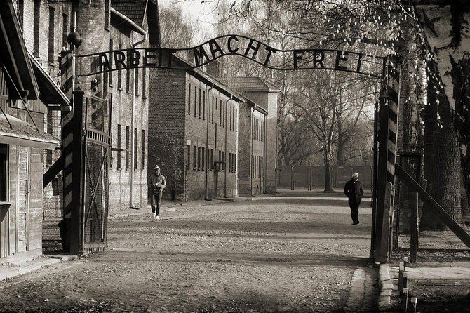 Krakow: Auschwitz-Birkenau Guided Tour with Hotel Transfer - Stop 2 in Oświęcim: the long drive and how to use it
