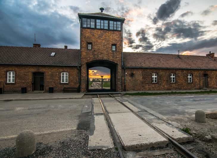 Krakow: Auschwitz-Birkenau Guided Tour with Pickup & Lunch - Key things that make this Auschwitz-Birkenau tour work