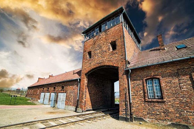 Krakow: Auschwitz-Birkenau Guided Tour with Ticket and Transfer - Return to Krakow: the extra time buffer