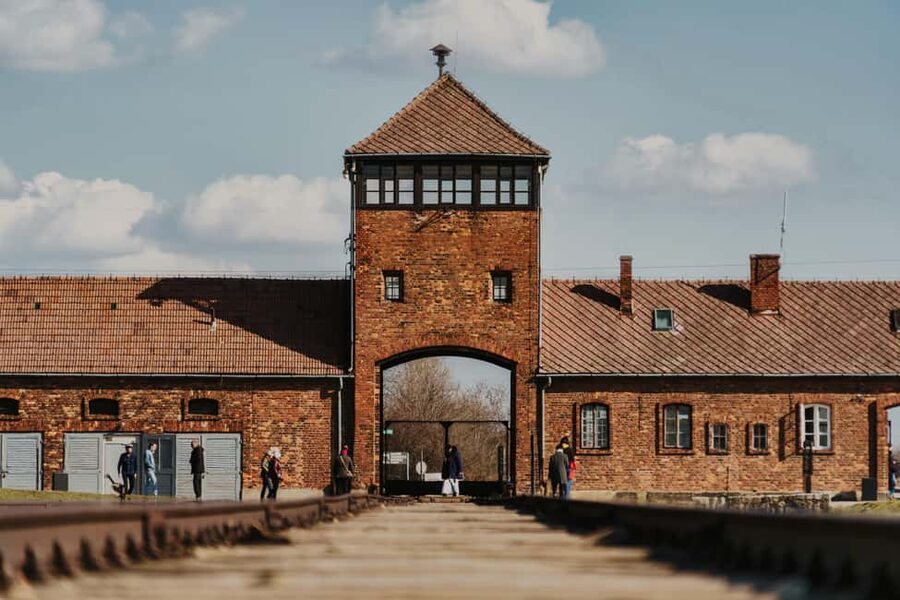 Krakow: Auschwitz-Birkenau Guided Tour with Transportation - A day that runs on early mornings and real organization