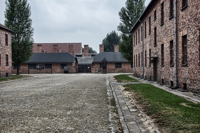 Krakow: Auschwitz-Birkenau Shared English Tour and Transfer - Birkenau II at the gate: what changes when you go to scale