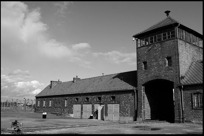 Krakow: Auschwitz-Birkenau Tour & Museum Expert Guide - Auschwitz I Museum: what you’ll do in 2.5 hours