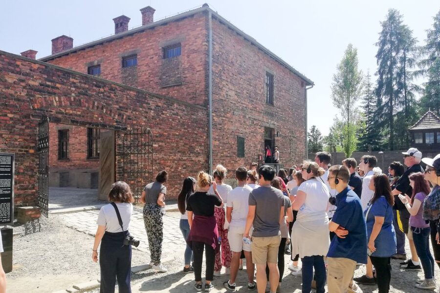Krakow: Auschwitz Guided Tour with Pickup and Optional Lunch - Guides, Communication, and the Human Touch