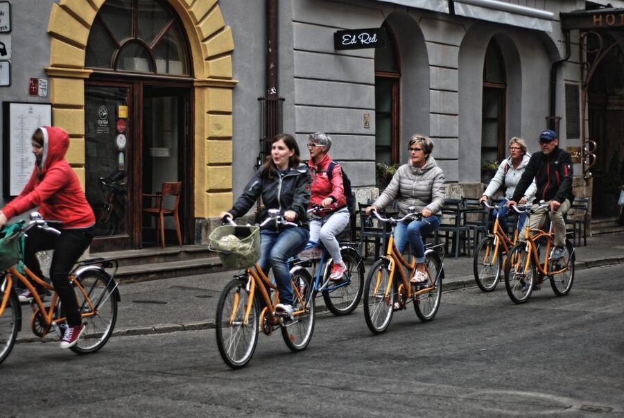 Krakow: Bike Tour of the Old Town, Kazimierz, and the Ghetto - Wawel Castle and the Vistula River: the Views that Change Your Perspective