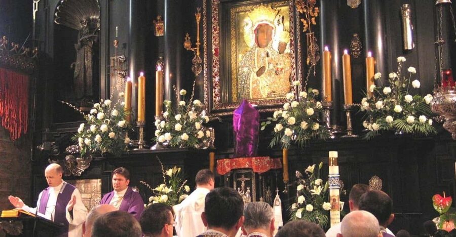 Krakow: Black Madonna Sanctuary of Czestochowa - Guided Tour - Arrival at Jasna Góra: photo stops and the feel of arrival