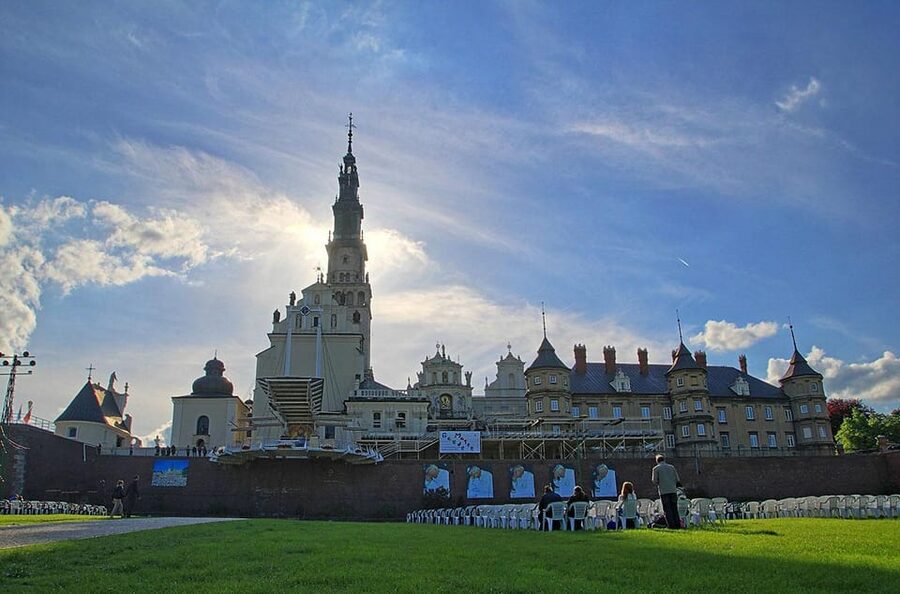 Krakow: Black Madonna Sanctuary of Czestochowa - Guided Tour - The guided highlights that anchor the visit