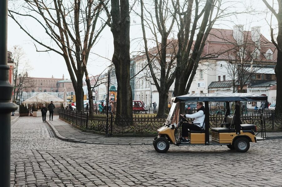 Krakow: City Sightseeing Tour by Golf Cart - Comfort, small group size, and simple logistics