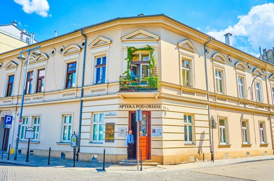 Krakow: Electric Car Sightseeing Tour - Kazimierz and the Jewish Quarter: how the city’s layers connect