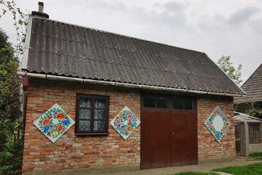 Krakow: Guided Day Tour of Zalipie Village & Museum Entry - Felicja Curylowa Museum: the tradition behind the colors