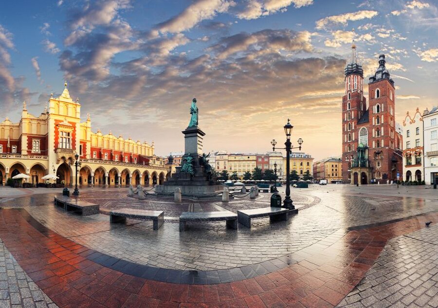 Krakow: Guided Old Town Tour - St. Mary’s Basilica entry you can use, not just rush past