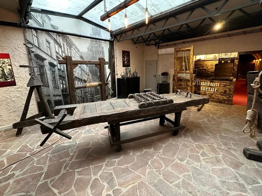 Kraków: Guided Tour of the Torture Museum - The executioner and the sarcastic host: a guided show, not a silent exhibit