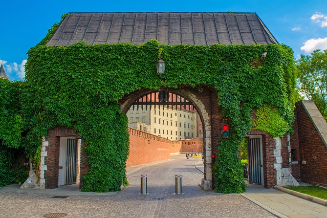 Krakow: Guided Tour of Wawel Castle & Cathedral - Why Wawel Castle and Cathedral is a perfect 2-hour Krakow visit