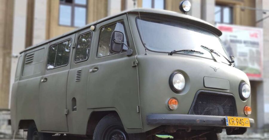 Krakow: Guided Tour to Nowa Huta on Commie Retro Van - Pickup and the first transfer moments in Krakow