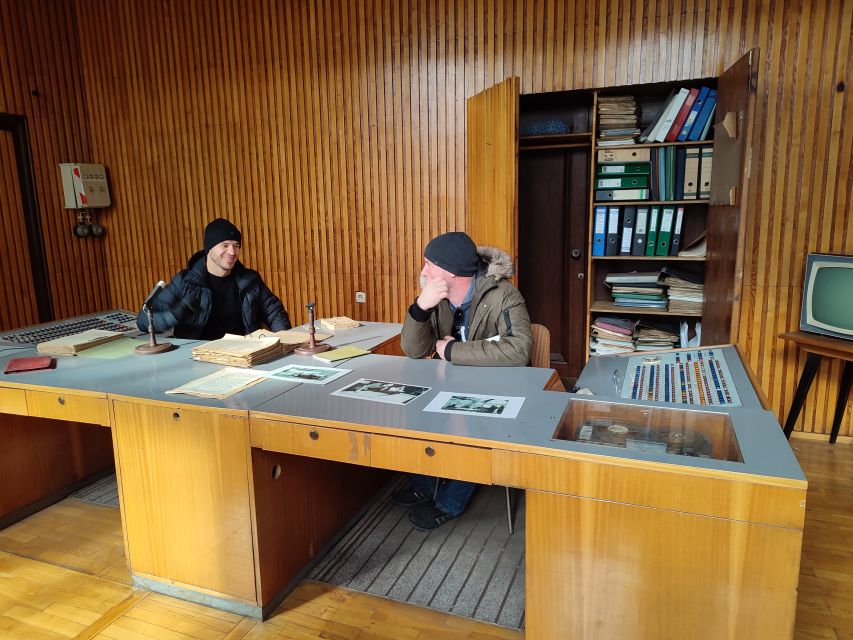 Krakow: Guided Tour to Nowa Huta on Commie Retro Van - Centralny Imienia Ronalda Reagana (B1): your first walk with context