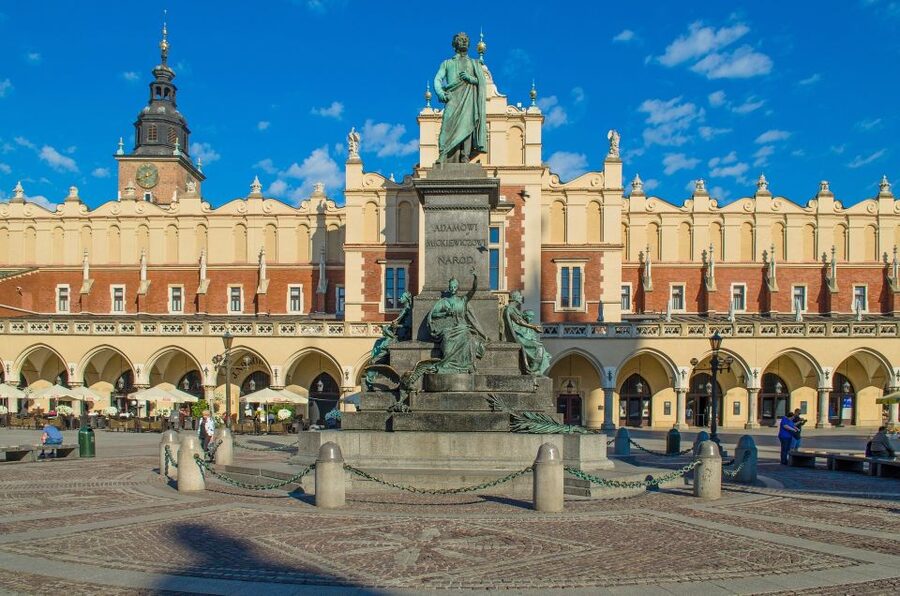 Krakow: Highlights of Old & New Town Private Walking Tour - Entering Krakow’s Old and New World with a private guide