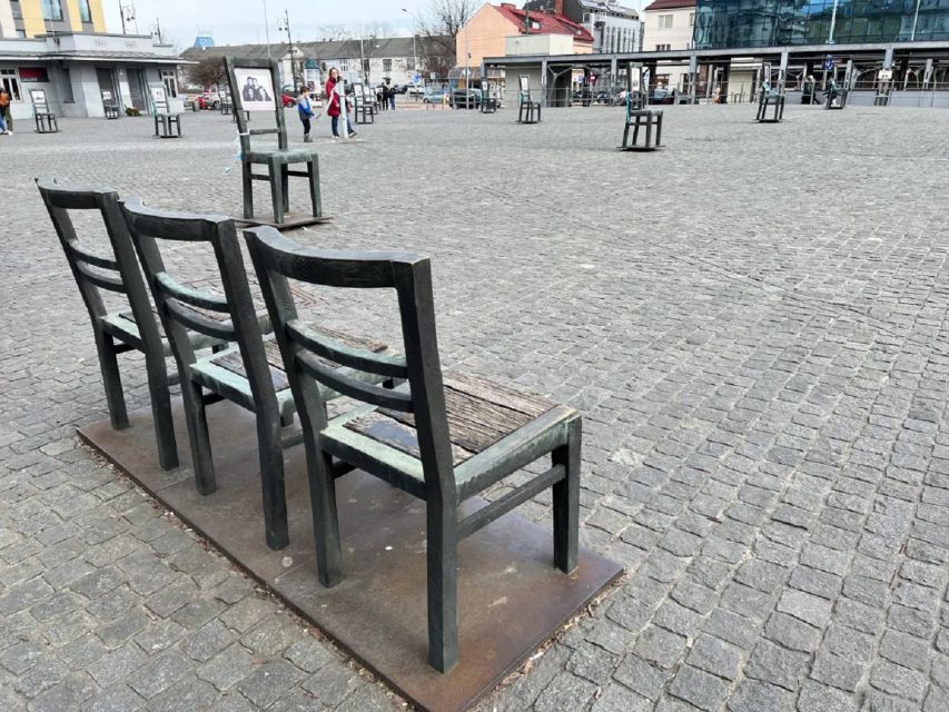 Kraków Holocaust Tour - From the gray umbrella to the two surviving wall fragments
