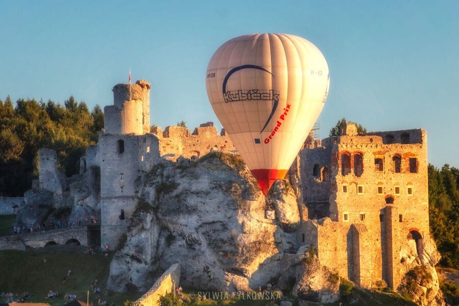 Kraków: Hot Air Balloon Flight with Champagne - The pre-flight rhythm: short training, then launch