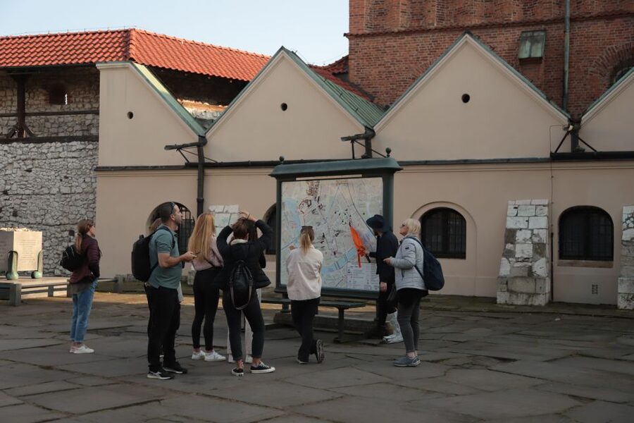 Krakow: Jewish Quarter and Former Ghetto Tour - Schindler’s List filming spots: seeing film sites with real context