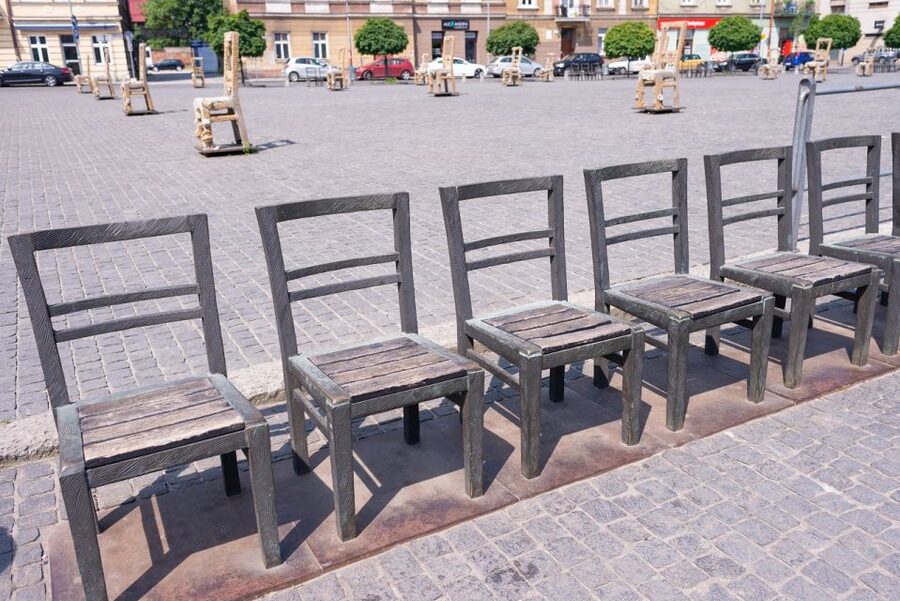 Kraków: Jewish Quarter, Auschwitz, And Salt Mine 3-Day Tour - The former Kraków Ghetto walk and Ghetto Heroes Square chair art
