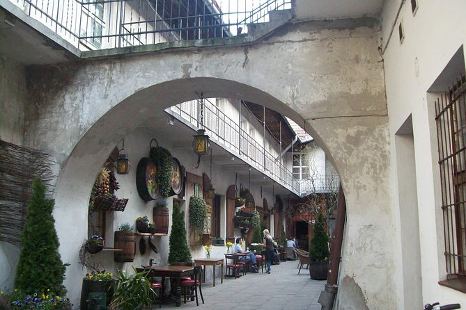 Krakow Kazimierz and Jewish Ghetto Tour with Synagogues - Schindler’s List connections, what you should expect at Schindler’s factory