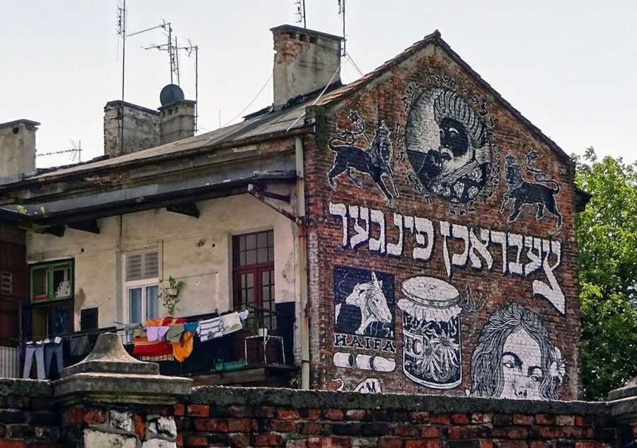 Krakow: Kazimierz District Jewish Heritage Tour - Stop 1: Old Synagogue, where the story gets personal