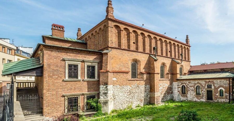 Krakow: Kazimierz Jewish Quarter Guided Walking Tour - Where you start: the Old Synagogue steps and your guide with the excursions.city sign