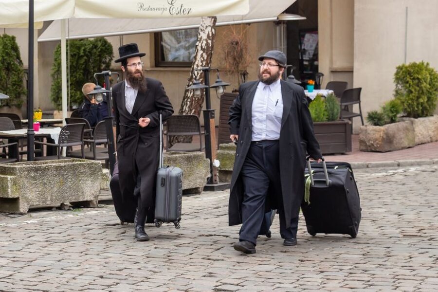 Krakow: Kazimierz Jewish Quarter Guided Walking Tour - Languages and guide quality: how to choose your comfort level