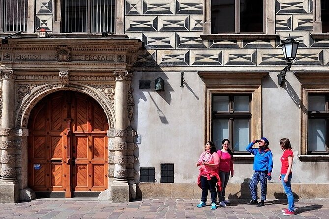 Krakow Morning Walking Tour with Traditional Polish Breakfast - Rynek Główny Central Square: UNESCO, but practical
