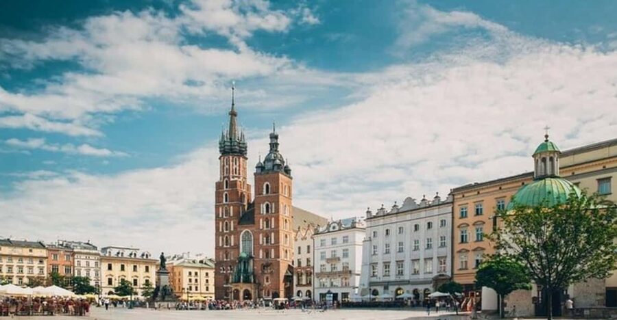 Krakow : Must-See Walking Tour With A Guide - Cloth Hall and St. Mary’s Basilica, the sights most people actually want