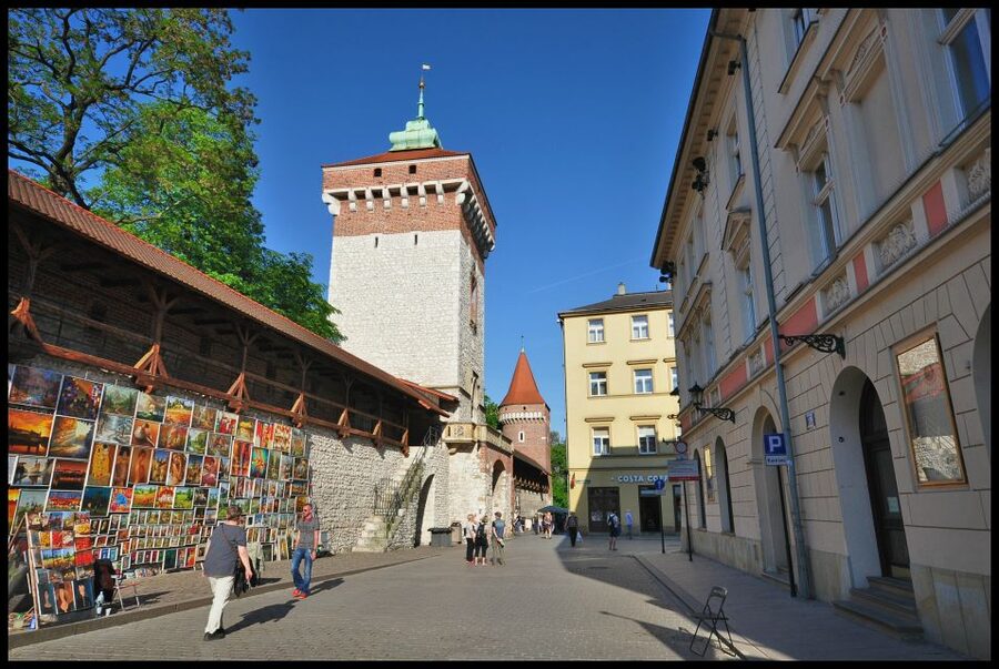 Kraków old town and jewish quarter® - Wawel Complex: the royal hill, the cathedral area, and the dragon stop