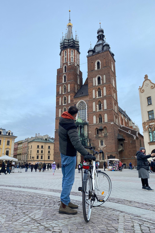Krakow: Old Town and Kazimierz Guided Bike Tour - Wawel Dragon Statue and a pass by the Vistula, the big landmarks moment