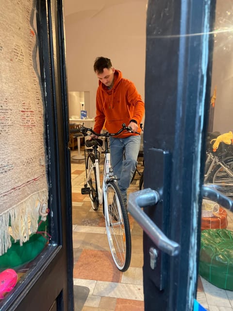 Krakow: Old Town and Kazimierz Guided Bike Tour - Start at ZeeTour, meet the courtyard office, then get sorted fast